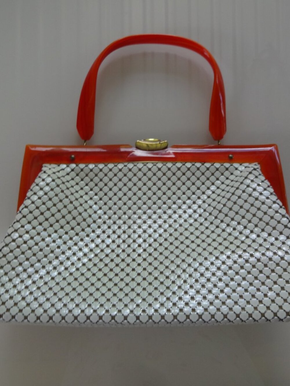 1960 WHITING & DAVIS cream and brown marle ladies top handle bag